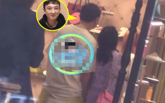 新欢？王思聪与美女牵手逛商场 女方还把玩他的手