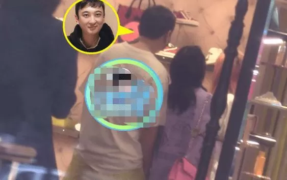 新欢？王思聪与美女牵手逛商场 女方还把玩他的手