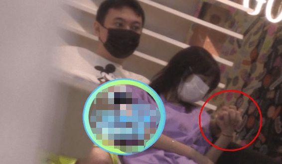 新欢？王思聪与美女牵手逛商场 女方还把玩他的手