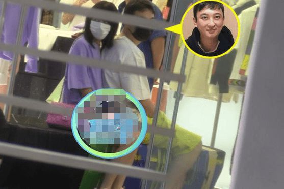 新欢？王思聪与美女牵手逛商场 女方还把玩他的手