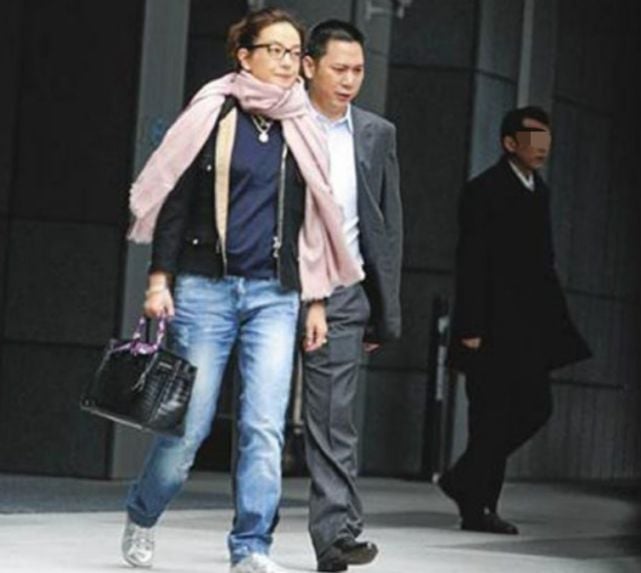 赵薇扎双马尾晒素颜自拍 不受欠债风波影响心情好