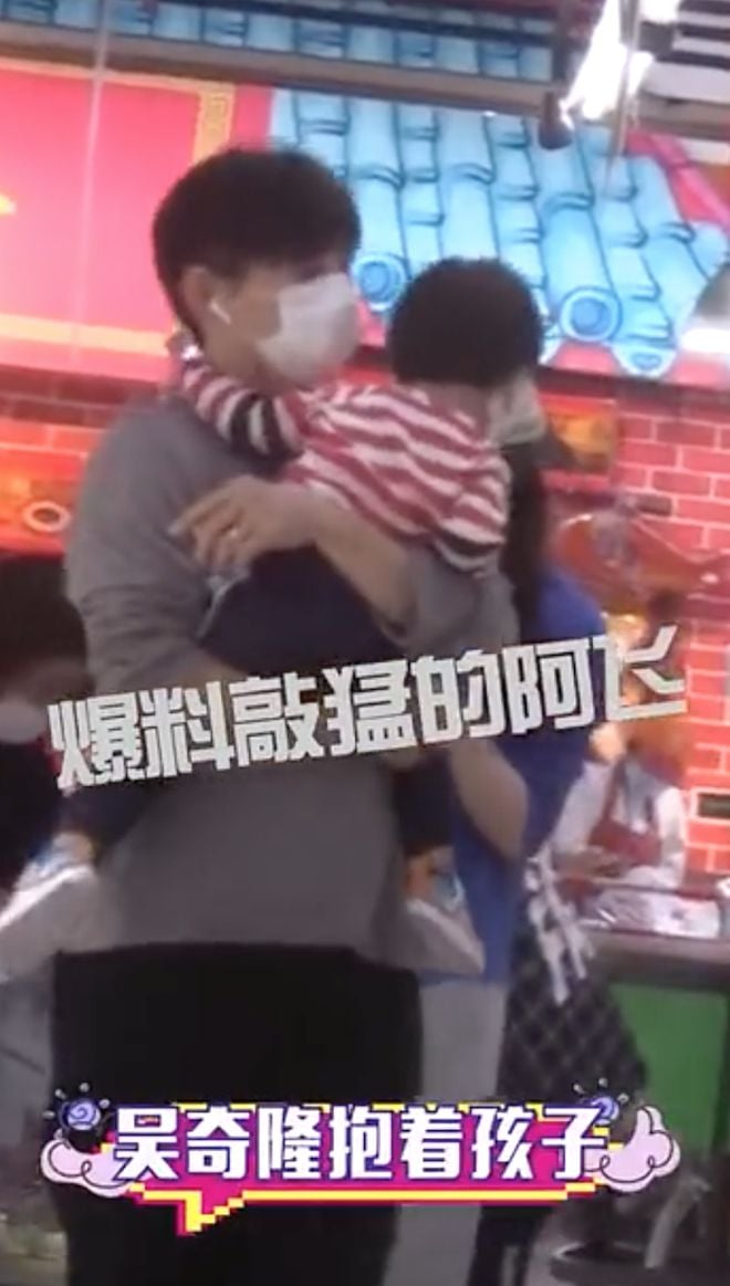 差16岁也甜！吴奇隆刘诗诗带儿子逛超市 甜蜜温馨
