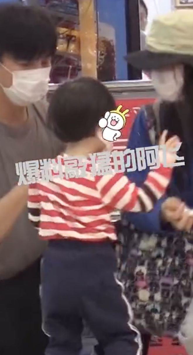 差16岁也甜！吴奇隆刘诗诗带儿子逛超市 甜蜜温馨