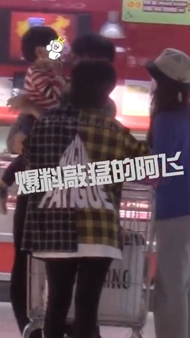 差16岁也甜！吴奇隆刘诗诗带儿子逛超市 甜蜜温馨