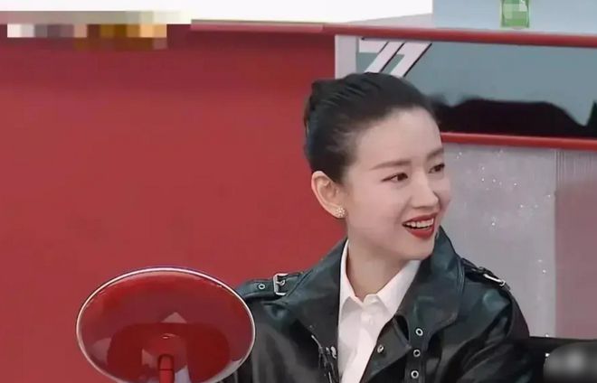 董洁被曝不让前夫见儿子 网友求路人拍照发潘粤明