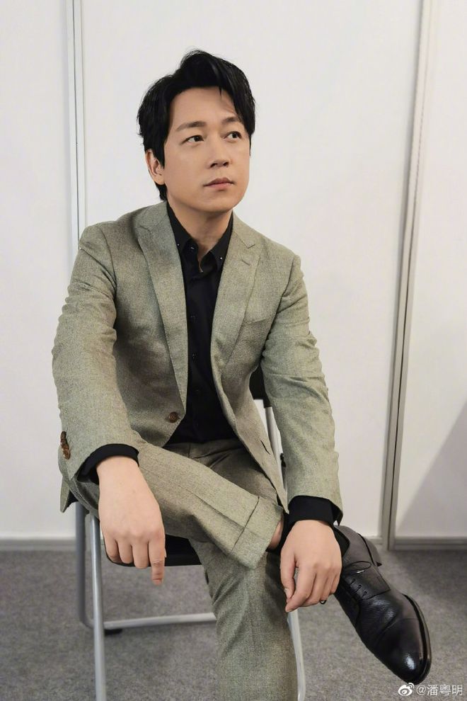 董洁被曝不让前夫见儿子 网友求路人拍照发潘粤明