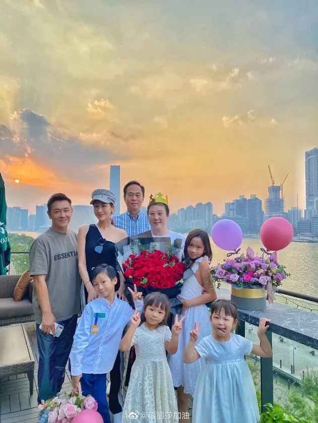 5年刨4胎！陈浩民娇妻鼓励女性展示身材：做自己