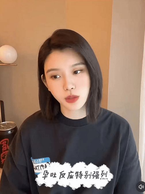 奚梦瑶怀二胎后脸蛋圆润气色好 自曝孕吐严重