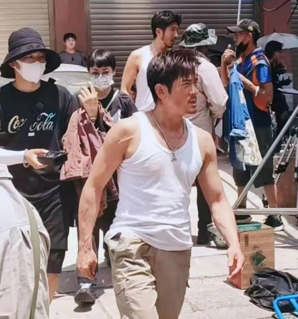 刘青云与郭富城吃火锅，胡子花白快要认不出，随行十几人排场大
