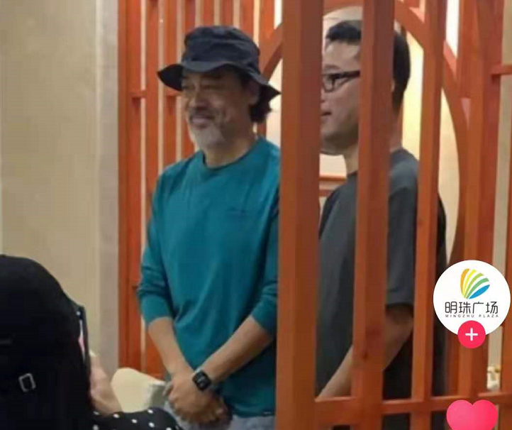 刘青云与郭富城吃火锅，胡子花白快要认不出，随行十几人排场大