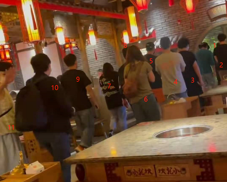 刘青云与郭富城吃火锅，胡子花白快要认不出，随行十几人排场大