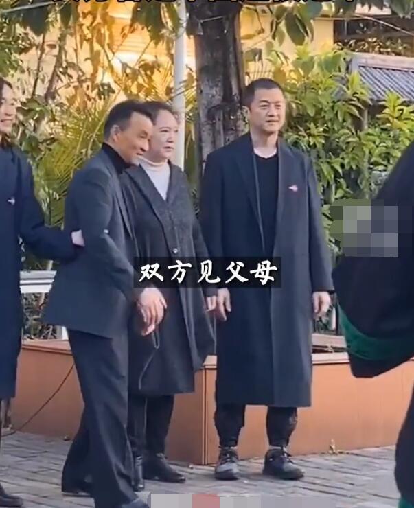 49岁李亚鹏高调表白90后超模新欢 曝已见过家长  