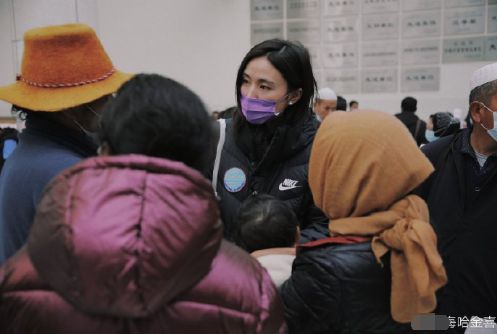 官宣？小19岁女友加入嫣然基金 配李亚鹏同款文案