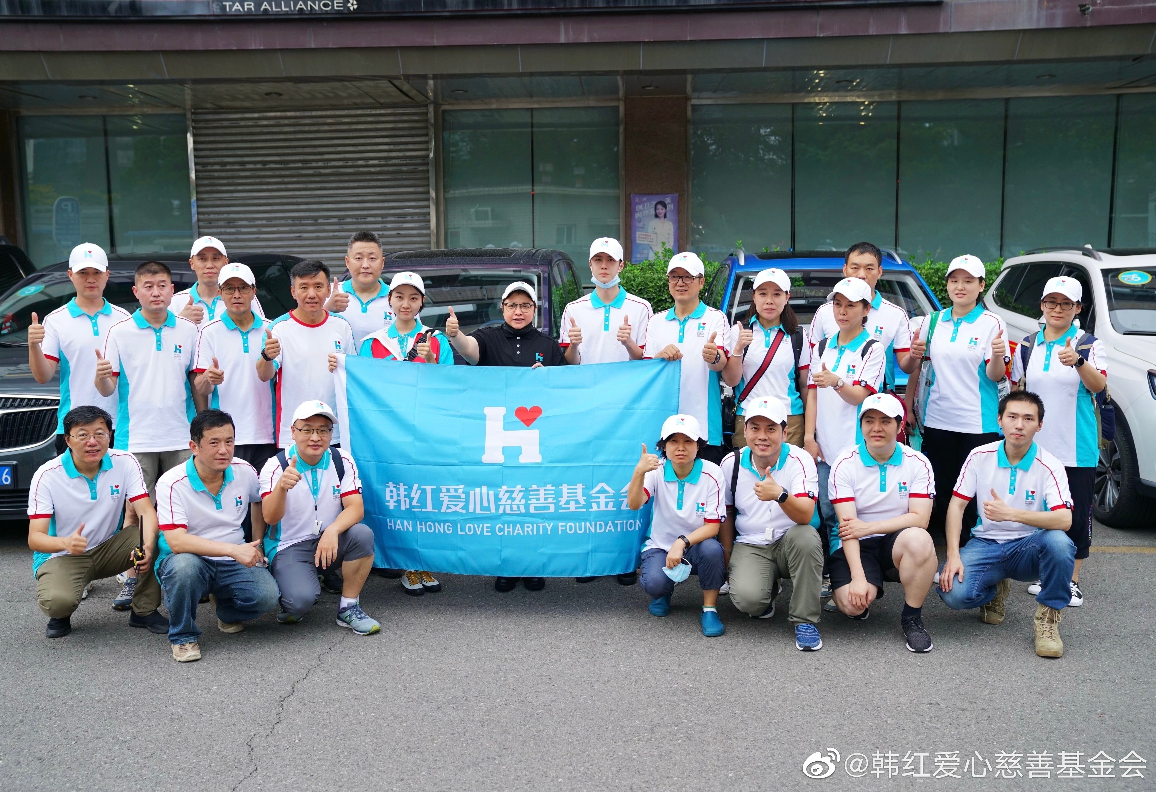王一博随韩红爱心团队一同前往郑州。