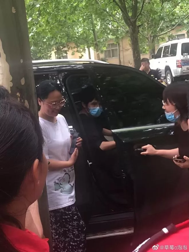 心系家乡！网友偶遇刘昊然回河南帮忙运输救灾物资