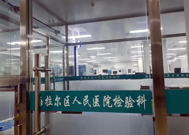 8月1日晚，海拉尔区人民医院检验科。摄影/章轲