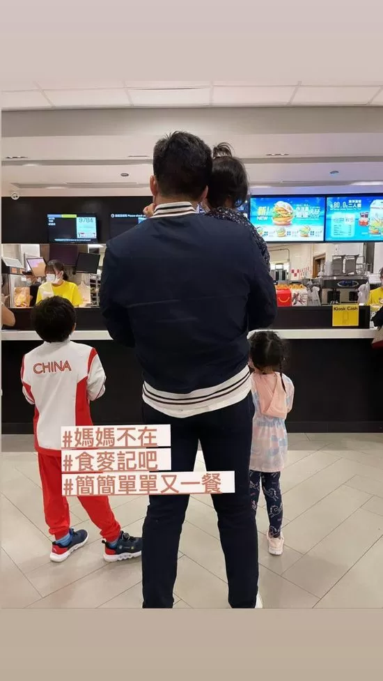 霍启刚和孩子看跳水比赛氛围温馨 提到郭晶晶超甜