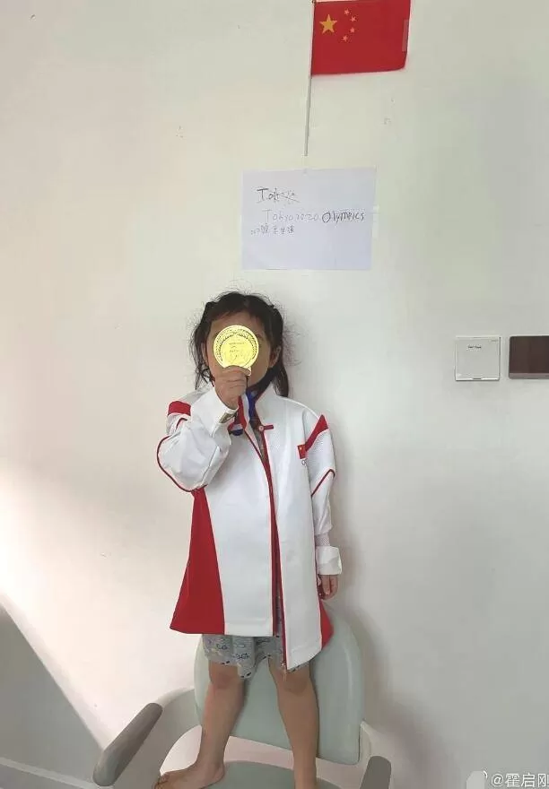 霍启刚和孩子看跳水比赛氛围温馨 提到郭晶晶超甜