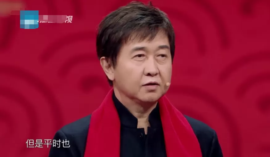 55岁付笛生暴瘦引担忧！满脸褶子像开了特效，和老婆同框似两代人
