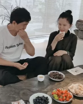 55岁付笛生暴瘦引担忧！满脸褶子像开了特效，和老婆同框似两代人