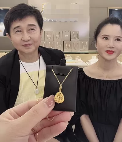 55岁付笛生暴瘦引担忧！满脸褶子像开了特效，和老婆同框似两代人