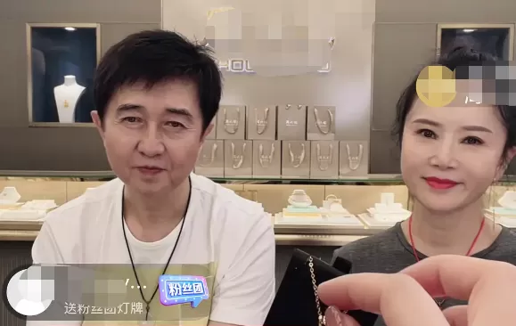 55岁付笛生暴瘦引担忧！满脸褶子像开了特效，和老婆同框似两代人
