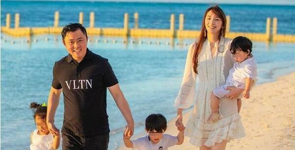 吴佩慈再参加贵妇聚会 为男友生了4子仍没名分 日子大不如前