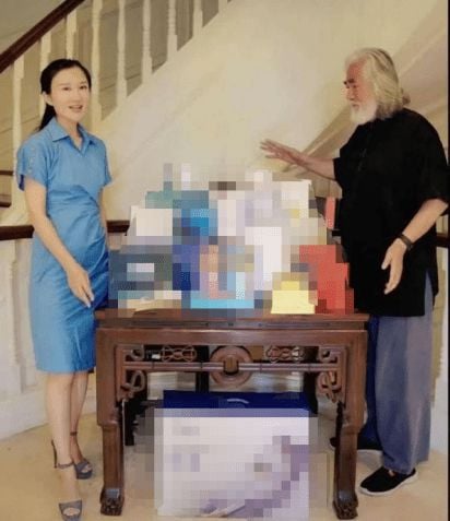  张纪中小31岁娇妻被猜怀三胎 多次否认为钱嫁老头
