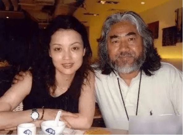  张纪中小31岁娇妻被猜怀三胎 多次否认为钱嫁老头