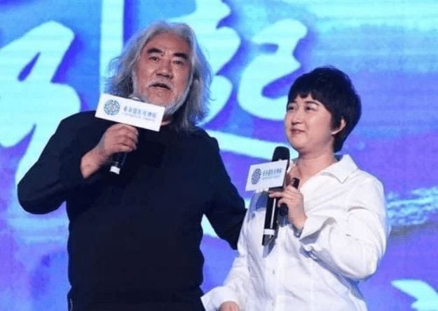  张纪中小31岁娇妻被猜怀三胎 多次否认为钱嫁老头