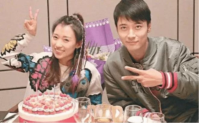 洗白？张丹峰给洪欣送花却被嘲讽 夫妻俩已久未同框互动