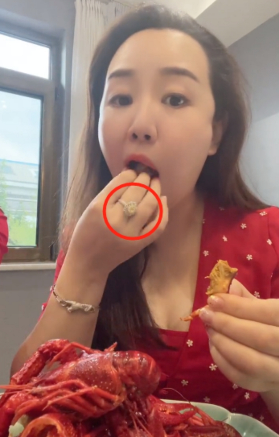 39岁关凌鸽子蛋戒指吸睛！淡妆红裙显圆润，网友：发际线后移了？