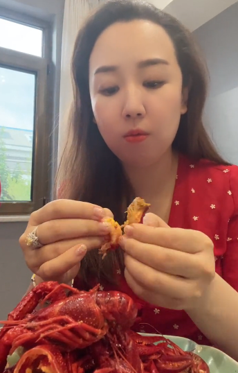 39岁关凌鸽子蛋戒指吸睛！淡妆红裙显圆润，网友：发际线后移了？
