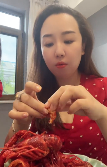 39岁关凌鸽子蛋戒指吸睛！淡妆红裙显圆润，网友：发际线后移了？