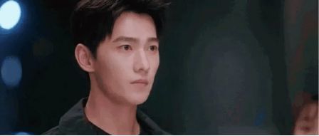 杨洋晒追剧自拍 和于途同框颜值超养眼 