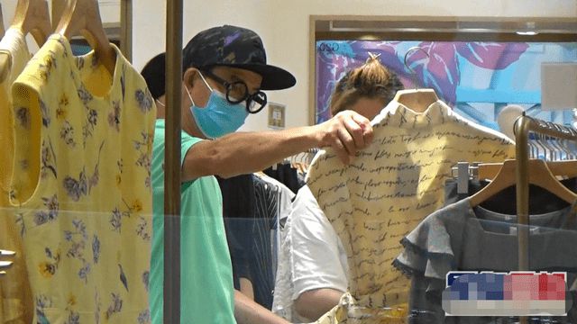 梅艳芳大哥默认出轨携新欢逛街 老婆也默许其行为