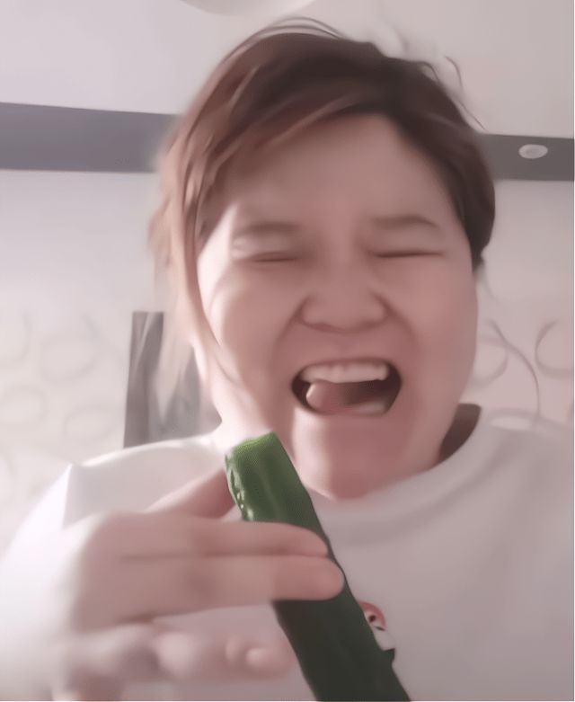 骂人放屁露内裤 这位卖丑低俗的女老师终于被封了