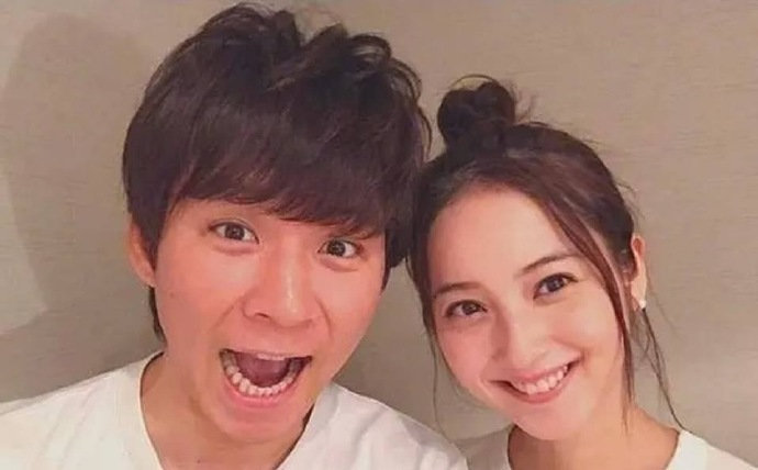 佐佐木希渡部健疑似没有离婚打算 两人共接孩子放学有说有笑