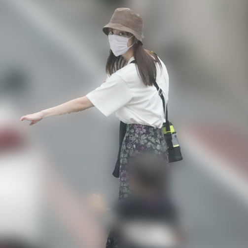 佐佐木希渡部健疑似没有离婚打算 两人共接孩子放学有说有笑