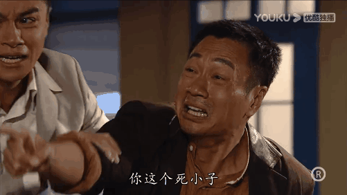 而有些演员是这样演的，用力皱眉、用力眯眼，强行调动所有的脸部肌肉，极其努力地想让人看出他内心的痛苦和难过，但眼神传达的完全不是这么一回事。