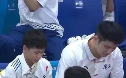 这届运动员身上背负了过多的关注与取乐。/央视网视频截图