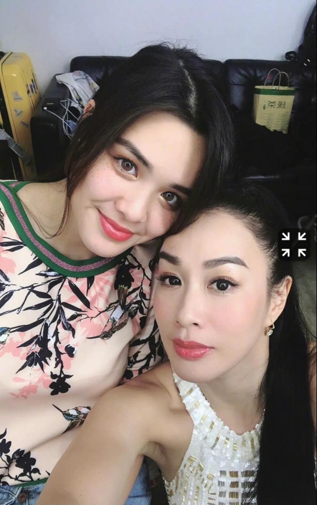钟丽缇大女儿进入华裔小姐8强！混血五官好高级，23岁气质不输妈