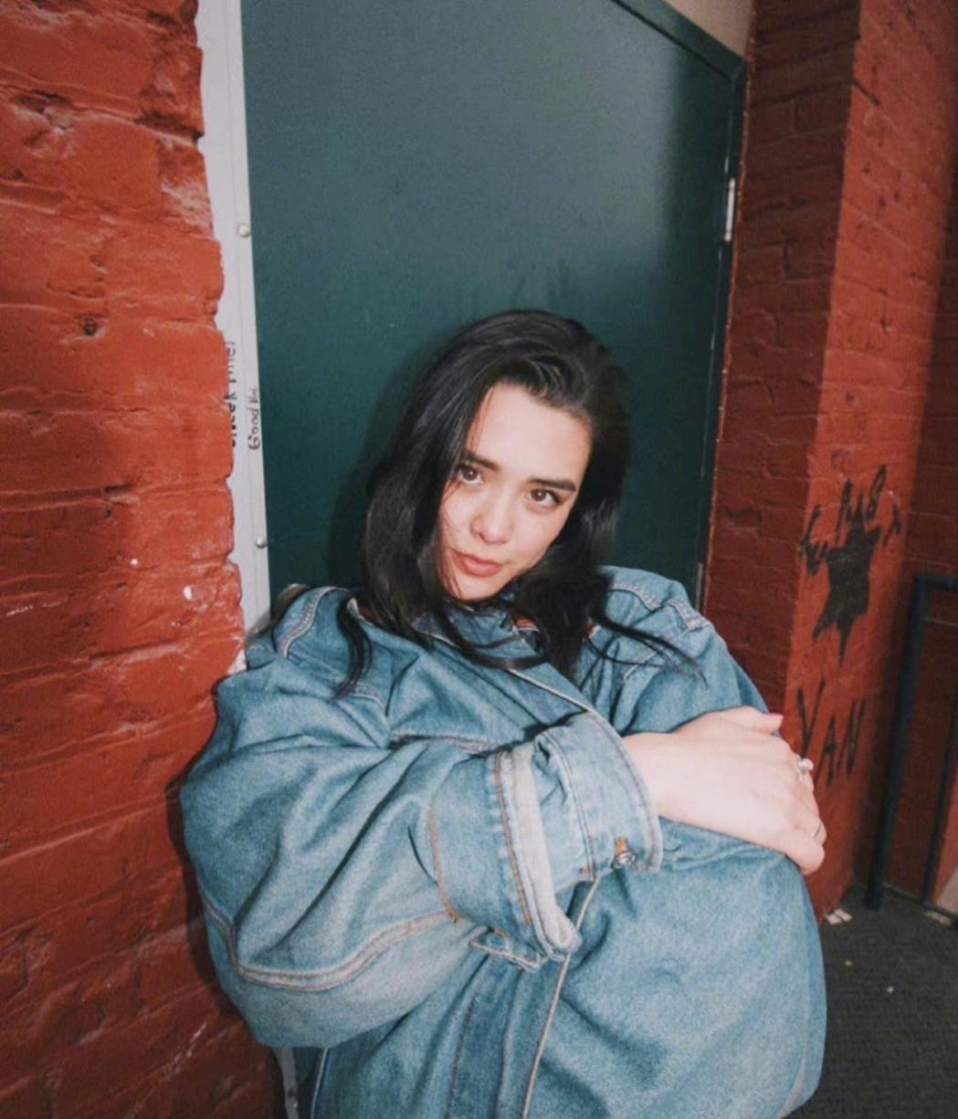 钟丽缇大女儿进入华裔小姐8强！混血五官好高级，23岁气质不输妈