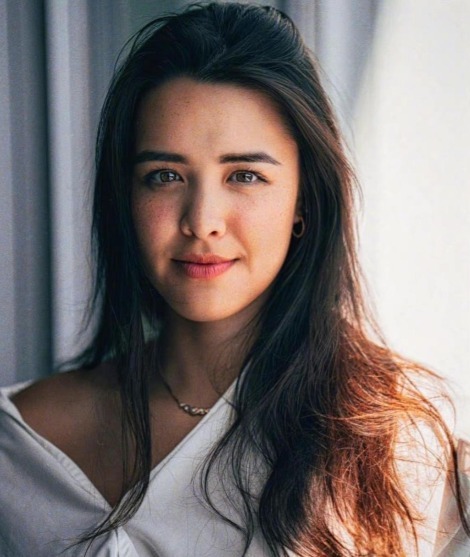 钟丽缇大女儿进入华裔小姐8强！混血五官好高级，23岁气质不输妈