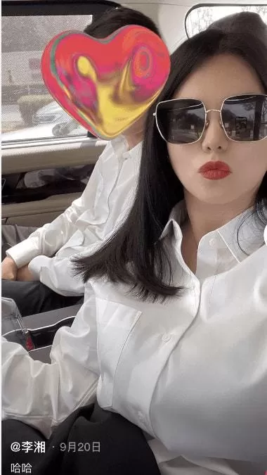 网友曝李湘与王岳伦离婚后曾与鲜肉男穿情侣装