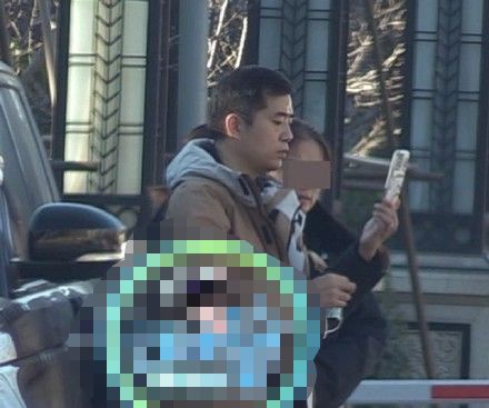 李湘官宣离婚后首现身 与神秘男子驾车发生剐蹭