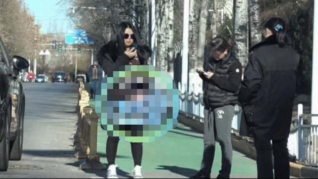 离婚风波后李湘首现身 与神秘男子驾车发生剐蹭