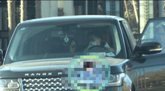 离婚风波后李湘首现身 与神秘男子驾车发生剐蹭