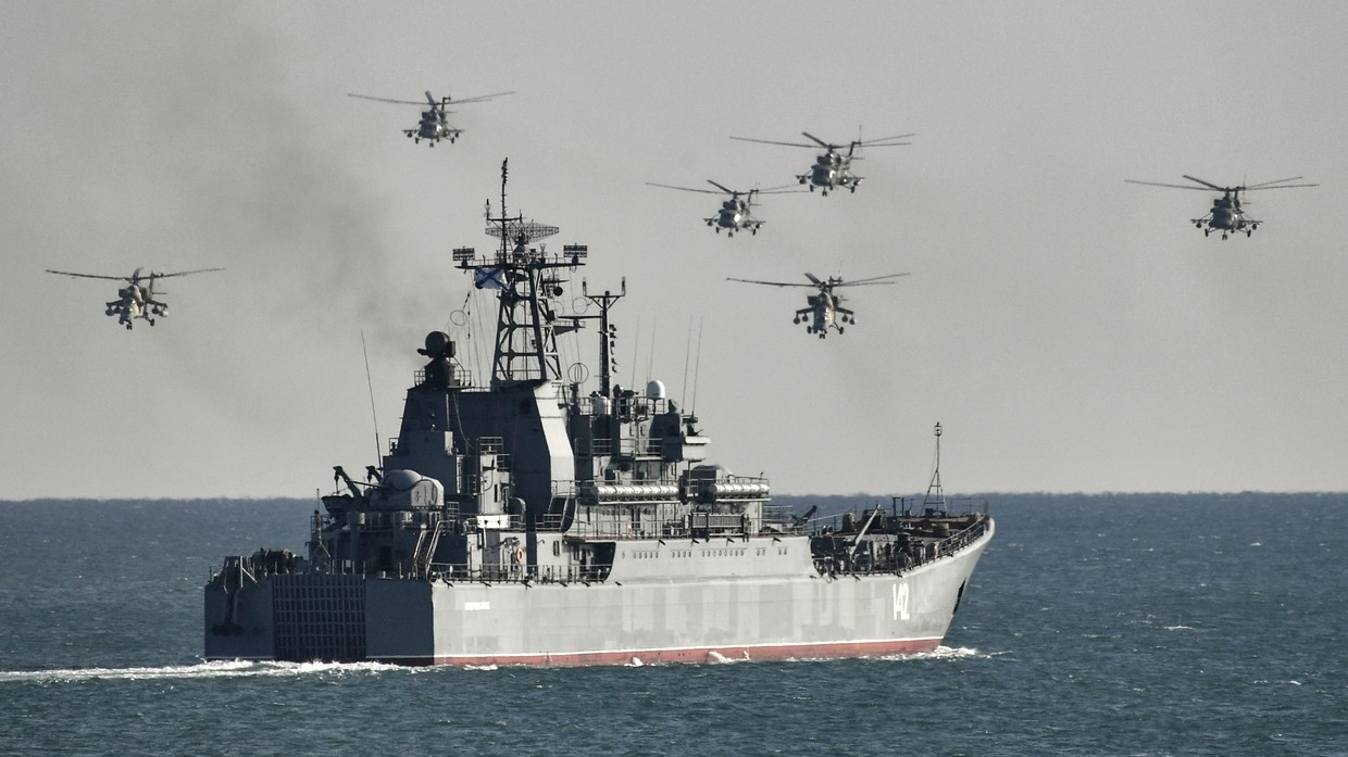 俄罗斯海军“新切尔卡斯克”号登陆舰在克里米亚参加两栖登陆演习（资料图）