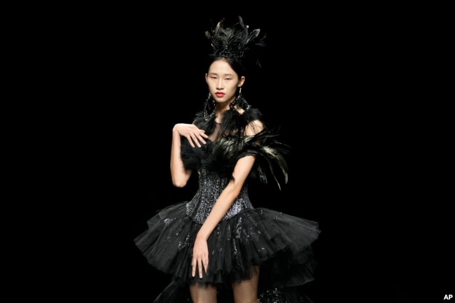 资料照：北京举办时装周的一个模特展示时装。 （2021年9月8日）